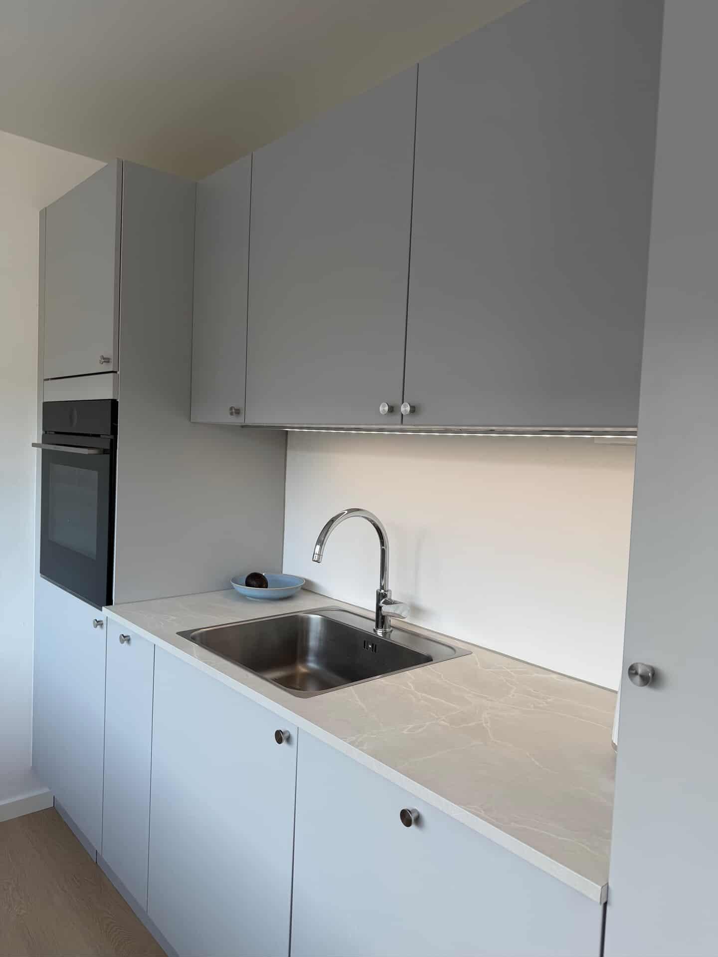 Køkkendetalje – vask og skabe