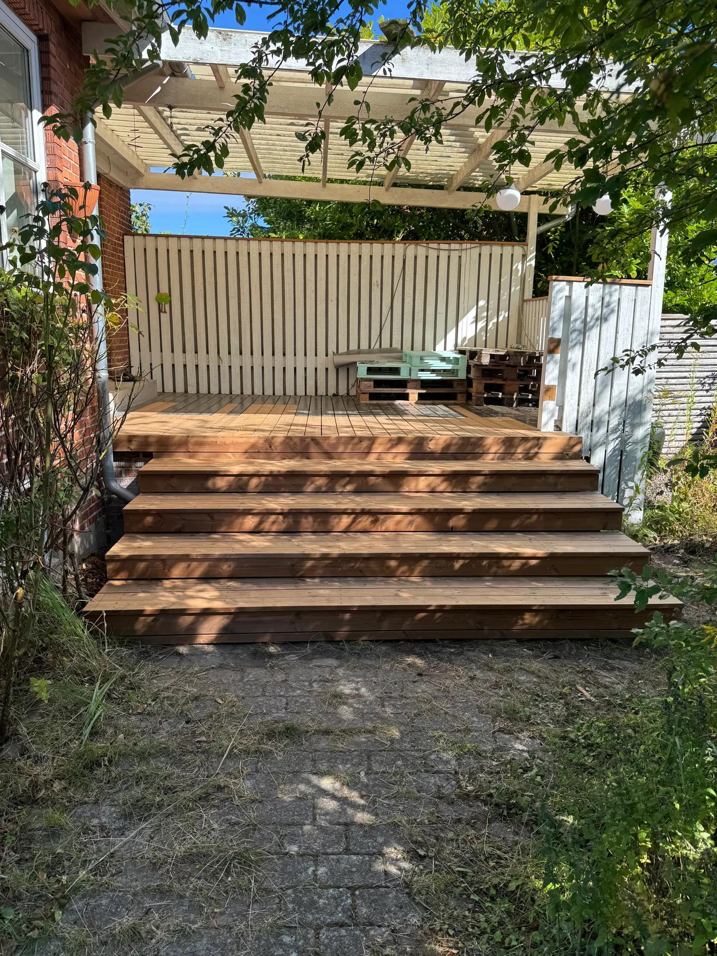 Ny terrasse med trapper